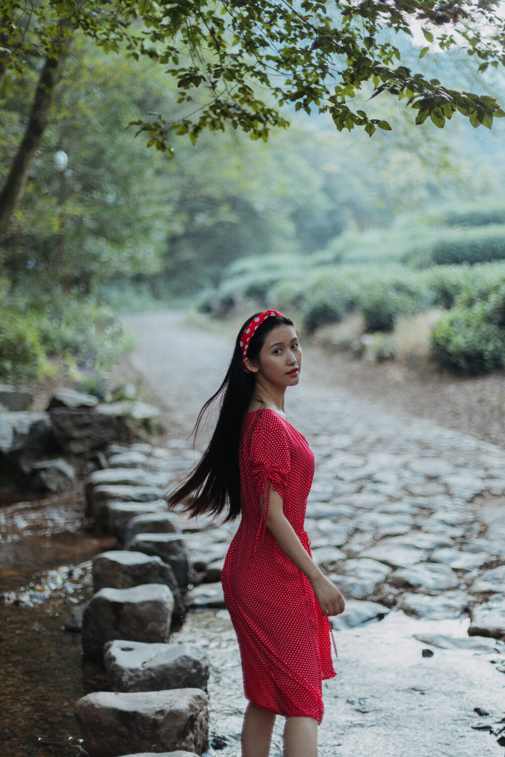 红裙子
摄影：洪小漩
出镜：思丹
春天买了这件裙子，却到了秋天才有机会拍。
天黑之前，穿着它去玩一下。