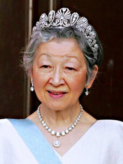 美智子皇后的金银花王冠保留了暂时没传给媳妇