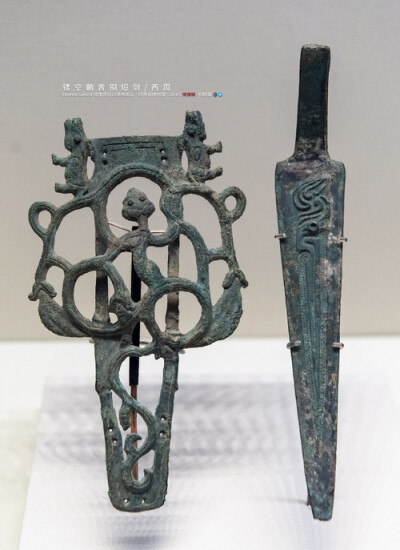 镂空鞘青铜短剑 西周 甘肃灵台白草坡出土 甘肃省博物馆藏
Bronze Sword/The Western Zhou Dynasty(1046-771B.C.)/Unearthed at Lingtai Baicaopo,Gansu China/Gansu Provincial Museum
剑身三角形 扁茎五格 两面饰…