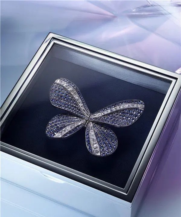 蒂芙尼 2019 Blue Book高级珠宝系列
铂金镶嵌圆形改良玫瑰形切割及圆形蓝宝石、圆形改良玫瑰形切割及圆形明亮式钻石蝴蝶造型胸针。
蝴蝶，大自然的舞姬，飘逸的羽翼，斑斓的蝶衣，采撷芬芳，翩跹而舞，是蒂芙尼热衷的自然元素之一。蒂芙尼着迷于其独有的魅力，对经典元素加以演绎，淋漓尽致地呈现其轻盈之美态。 Flight主题珠宝中，有一款蝴蝶造型胸针，于纯银及玻璃珠宝匣内，绽现若隐若现之美，呈现悬浮效果的定制切割宝石沿着蝴蝶翅膀的纹理镶嵌，亦隐亦显，意趣盎然。