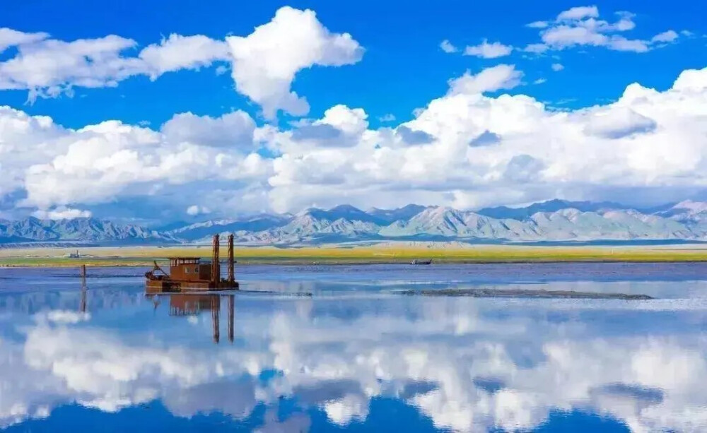 茶卡盐湖
中国的天空之镜，清澈的湖水，在白色的盐结晶帮衬下，犹如一面巨大的反光镜，倒映着蓝天白云，倒映着周围的一切，纯净如初的画面，让每一个看到的人都为之惊艳。