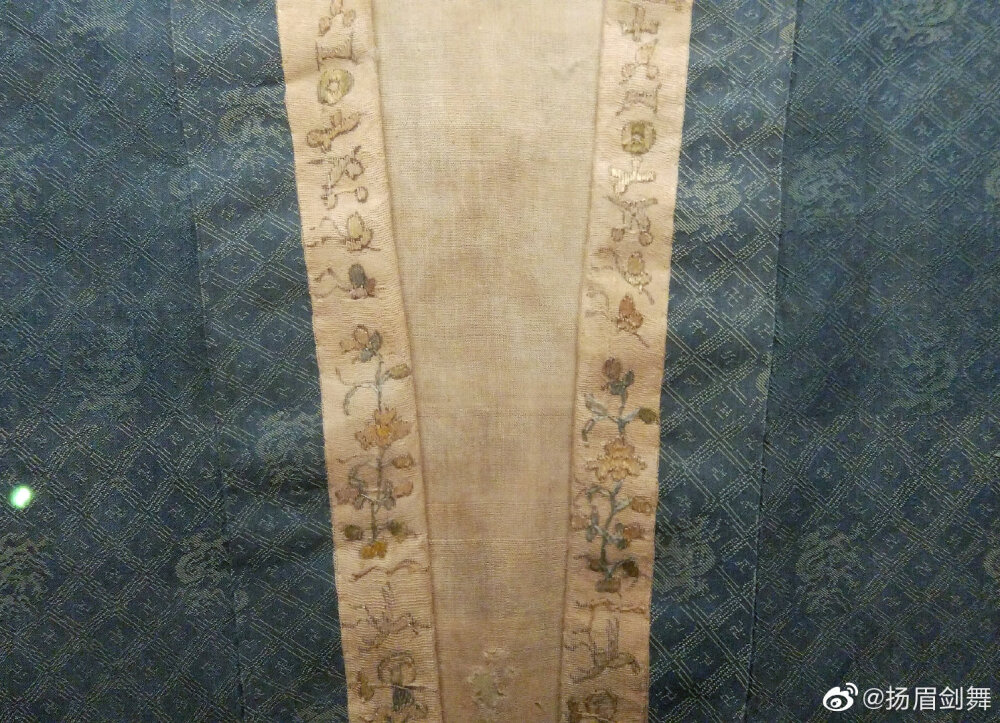 【元代半臂】锦绣中华展还展了一件元代河北鸽子洞窖藏的蓝地菱格卍字龙纹对襟绵袄，襟边镶白色纱绣花边，仔细看可见墨线勾边（p1789）。同类短袖女衣在元代北方出土过多件，比如甘肃汪世显家族墓、内蒙集宁路窖藏，鸽子洞中也有两件。这种短袖衣当时如何称呼尚需讨论，但外披一件短袖衣在当时北方女性是相当普遍的穿着，在壁画陶俑里比比皆是——与此同时，南方颇有一些地方女装还在穿宋式背子大衣。