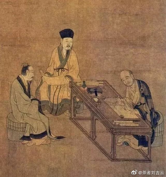 贵族官宦的讲究品茶——《撵茶图》
刘松年，宋代宫廷画家。浙江杭州人，擅长人物画。
该画为工笔白描，描绘了宋代从磨茶到烹点的具体过程、用具和点茶场面。画中左前方一仆设坐在矮几上，正在转动碾磨磨茶，桌上有筛茶的茶罗、贮茶的茶盒等。另一人伫立桌边，提着汤瓶点茶，他左手边是煮水的炉、壶和茶巾，右手边是贮水瓮，桌上是茶筅、茶盏和盏托。一切显得十分安静整洁，专注有序。
画面右侧有三人，一僧伏案执笔作书，传说此高僧就是中国历史上的“书圣”怀素。一人相对而坐，似在观赏，另一人坐其旁，正展卷欣赏。画面充分展示了贵族官宦之家讲究品茶的生动场面，是宋代茶叶品饮的真实写照。