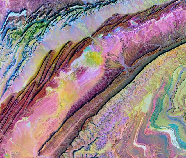色彩斑斓的地球艺术，NASA和地质勘探局红外卫星拍摄地球抽象之美
“地球是门艺术”图像展示始于本世纪初，当时科学家们看到了他们囤积的视觉数据的美妙之处。这些抽象的图像显示了人类肉眼无法探测到的部分电磁波谱。美国地质调查局和美国宇航局陆续整理发布了这些美丽的图像。图中是在摩洛哥沙漠中舞动的五颜六色的缎带，它们是由构造板块长期碰撞而形成的褶皱。长长的连续的线是一条海拔200到300米的山脊。