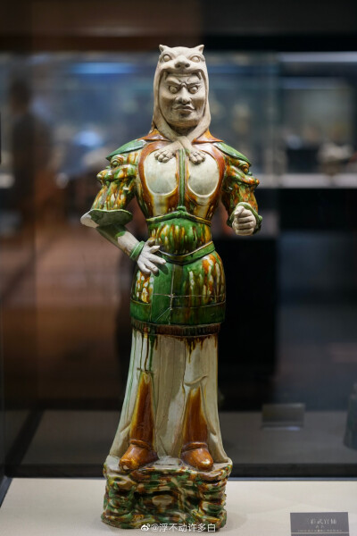 三彩武官俑 唐代 1985年陕西省西安市灞桥区洪庆原出土。虎头帽与鹖冠非常可爱。 ​