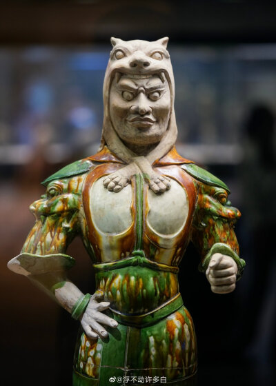 三彩武官俑 唐代 1985年陕西省西安市灞桥区洪庆原出土。虎头帽与鹖冠非常可爱。 ​