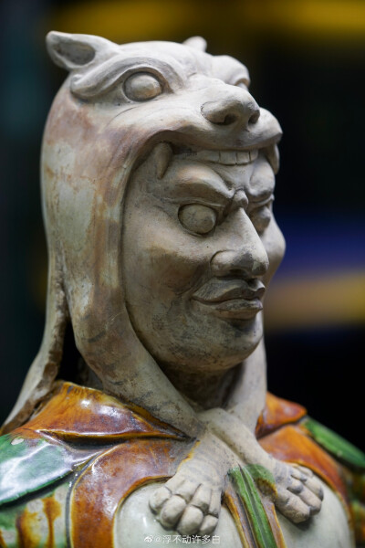 三彩武官俑 唐代 1985年陕西省西安市灞桥区洪庆原出土。虎头帽与鹖冠非常可爱。 ​