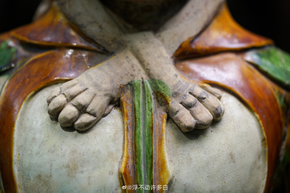 三彩武官俑 唐代 1985年陕西省西安市灞桥区洪庆原出土。虎头帽与鹖冠非常可爱。 ​