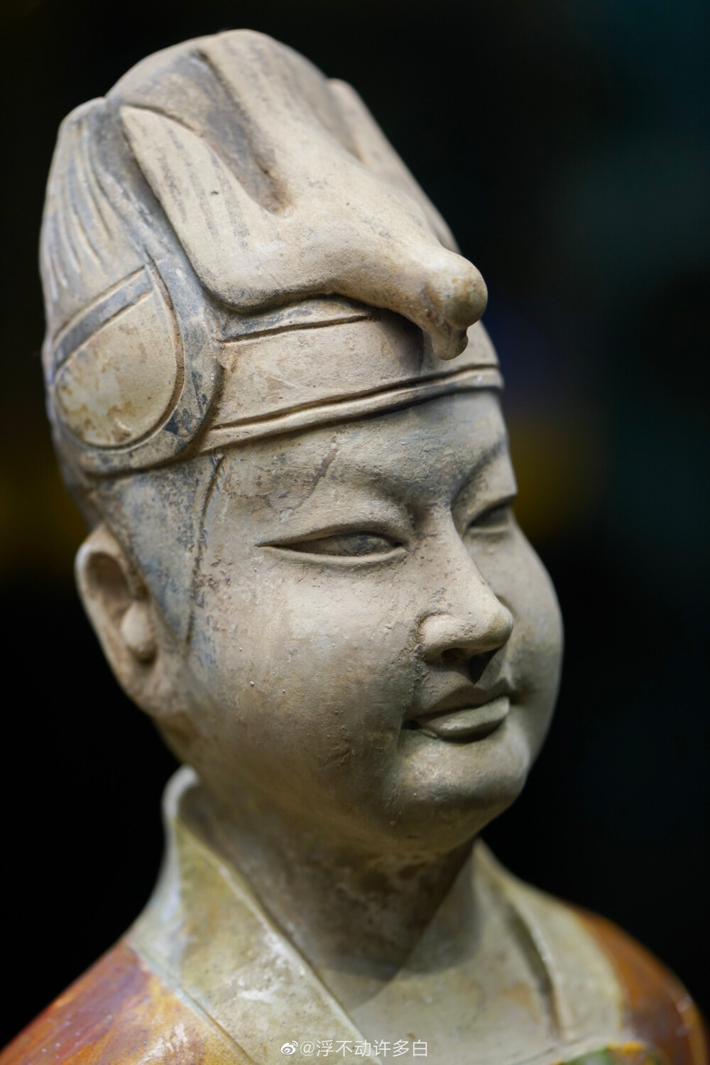 三彩武官俑 唐代 1985年陕西省西安市灞桥区洪庆原出土。虎头帽与鹖冠非常可爱。 ​