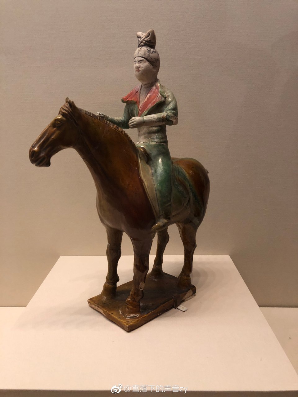 近距离感受一下唐代的女人们穿男装和胡服，束腰配鞶囊，穿戴上的螺髻，尺八，女人们白白胖胖，神情仪态都很放松，健康爽朗，毫无呆滞气质。。。 