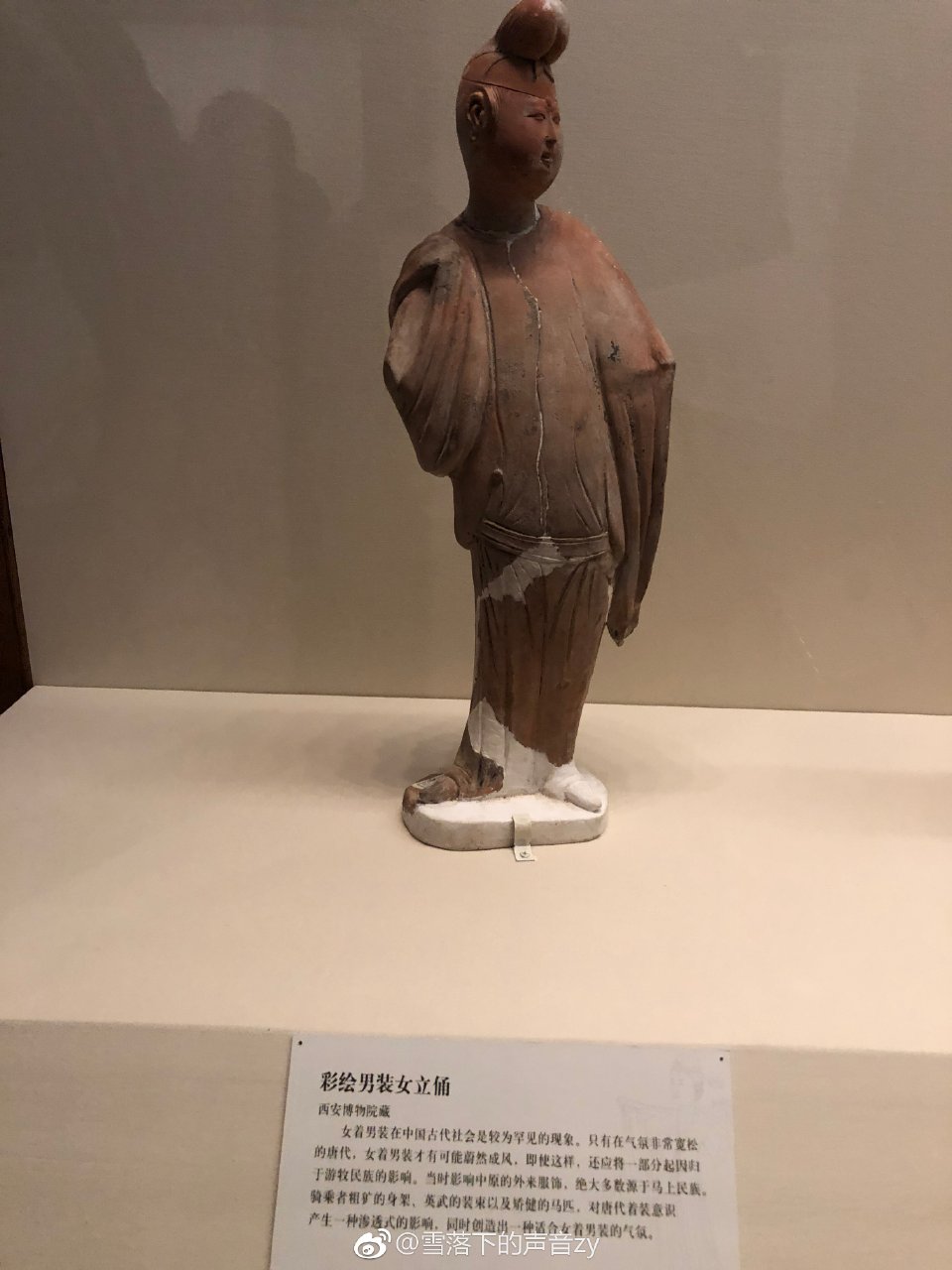 近距离感受一下唐代的女人们穿男装和胡服，束腰配鞶囊，穿戴上的螺髻，尺八，女人们白白胖胖，神情仪态都很放松，健康爽朗，毫无呆滞气质。。。 