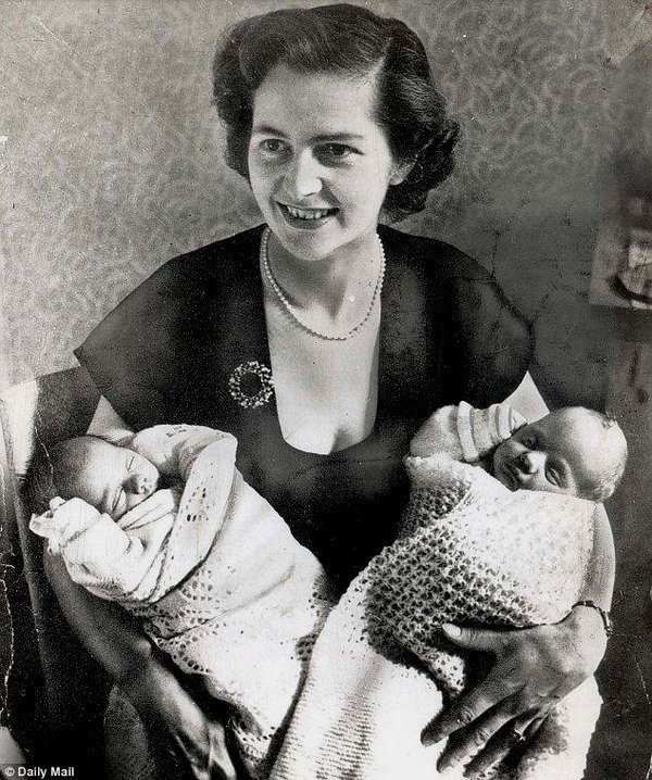 Margaret Thatcher at age 28 with her children Carol and Mark in 1953.
撒切尔夫人 28岁 1953年 ​​​