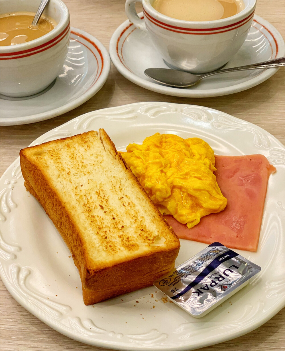 在香港吃了早餐再出关～
没想到一直光顾的美心MIX餐厅变成了「香港地」英文叫Hong Kong Day的餐厅。
但打开餐牌和之前没有太大变化还是坐下来了
端上来后才发现连盘盏没换根本就是之前的美心嘛
王少说估计美心被砸怕了所以换了个招牌 hhhhhhh这年头在香港开店也是不容易～
厚煎吐司抹黄油一口一个香喷喷