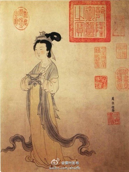 【排箫仕女图】周朗，元代著名画家。此图绘唐代杜秋娘，画中其手持排箫婷立，梳高髻，着长裙，两眸凝神，表情平淡，面相丰润，身材适中，具“唐妆”仕女特征，又带清丽之姿，形象刻画简练传神。画法工笔淡设色。衣纹用笔飘洒，兼取唐代张萱、周昉的琴弦描和吴道子的兰叶描，匀劲而又流畅。