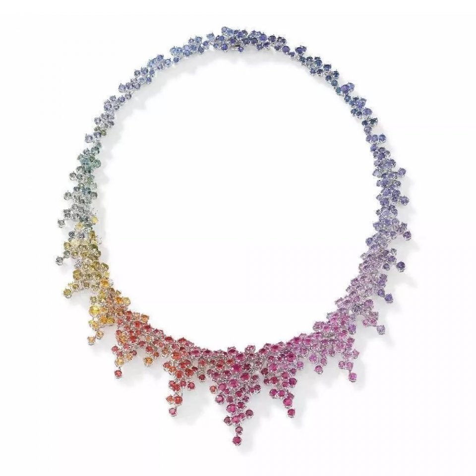 为了庆祝品牌成立95周年，意大利珠宝商 Damiani 刚刚推出「Mimosa」系列的新一季作品——「Mimosa Rainbow」，设计灵感来自「含羞草」独特的圆形花球。新作镶嵌超过10种不同颜色的彩色宝石，构成彩虹般的明艳色调。