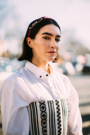 百变造型短发，试试复古发带