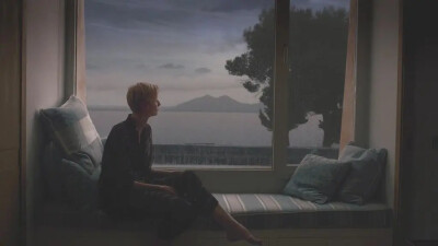 伊丽莎白·德比齐（Elizabeth Debicki）
澳大利亚演员 ​​​
夜班经理