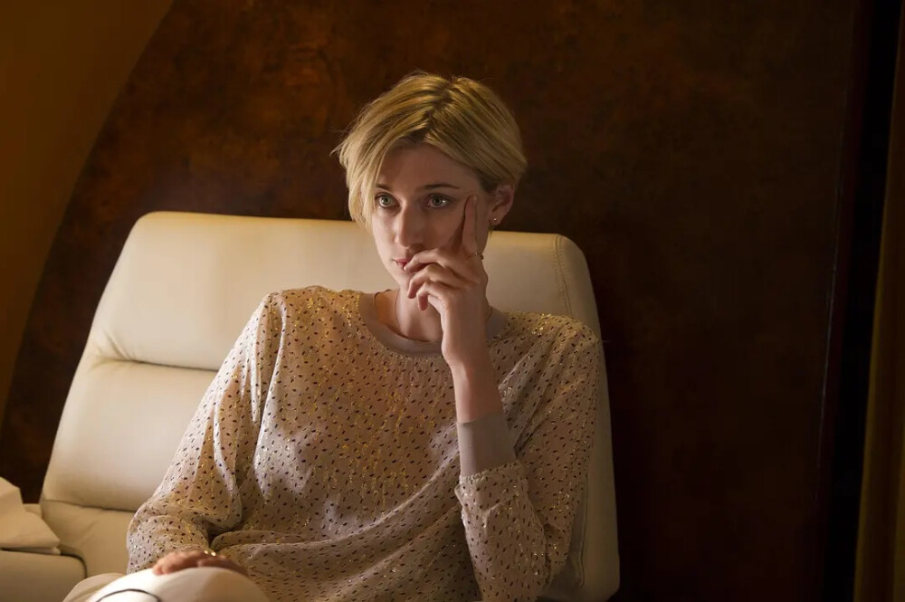 伊丽莎白·德比齐（Elizabeth Debicki）
澳大利亚演员 ​​​
夜班经理