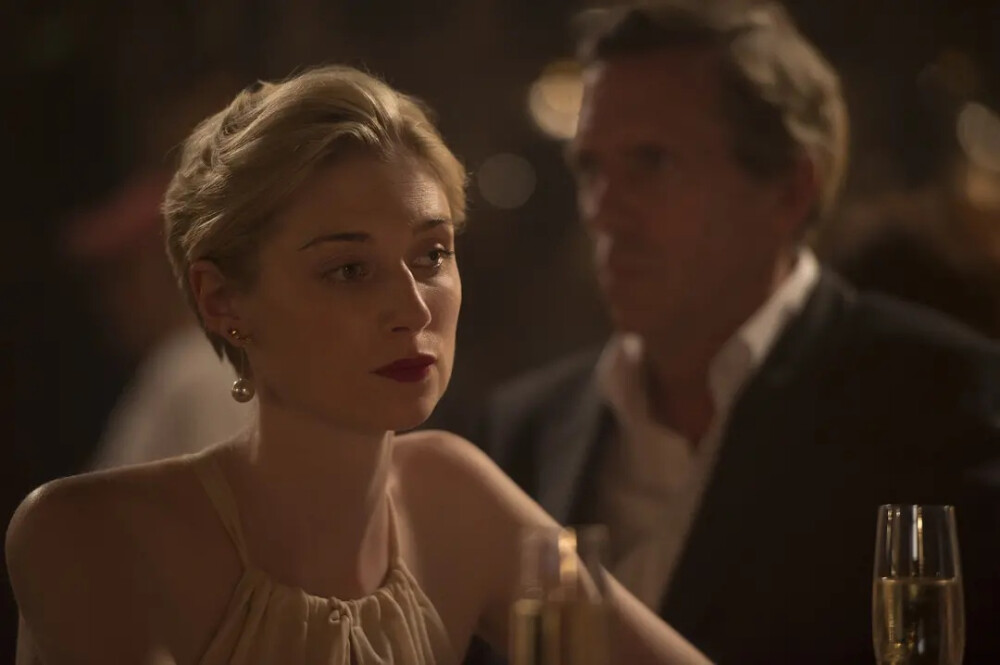 伊丽莎白·德比齐（Elizabeth Debicki）
澳大利亚演员 ​​​
夜班经理