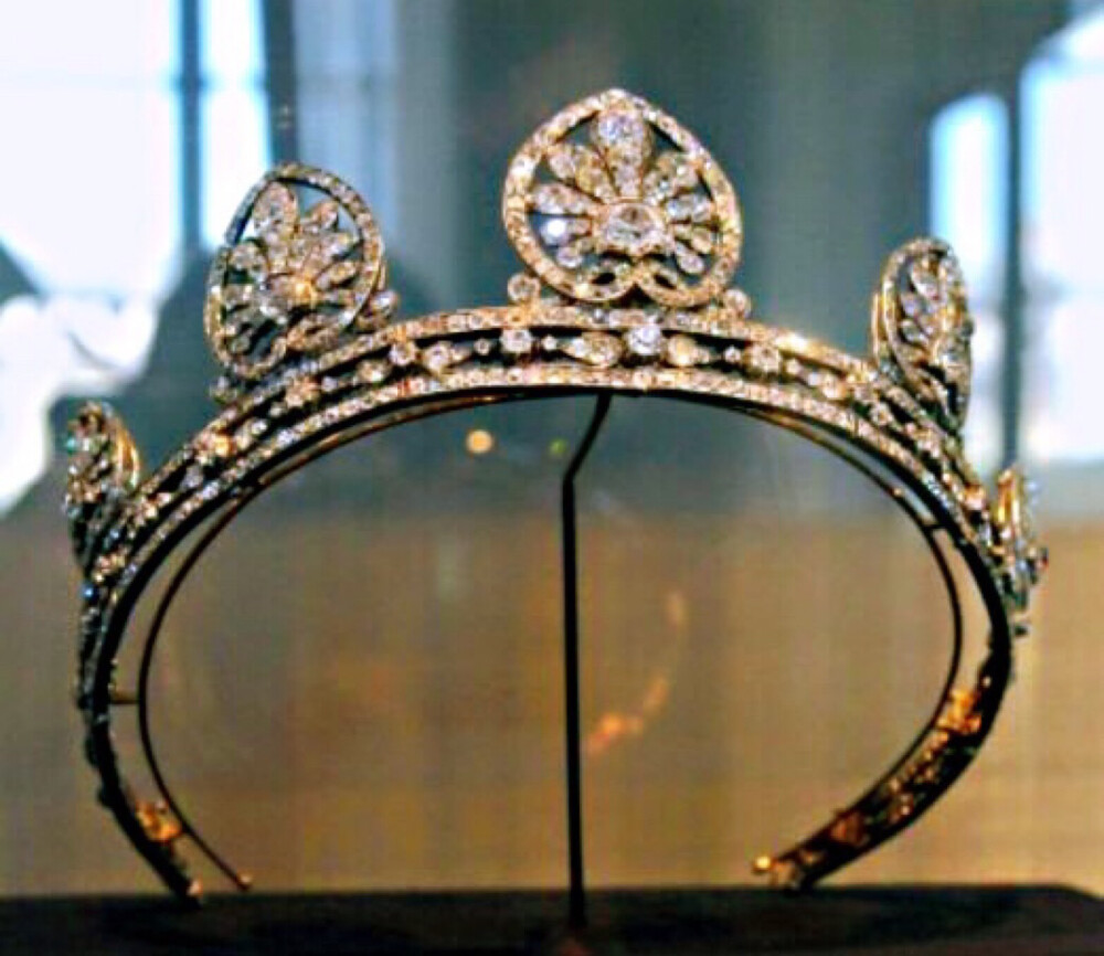 英国第五代莱斯特伯爵夫人伊丽莎白的尚美金银花钻石王冠，她的长女就是Anne Coke。那个年代的金银花题材珠宝真的很普遍，估计是个时尚元素。伊丽莎白只有三个女儿，爵位后来传给了老公的堂弟，这王冠应该是给了女儿们了。