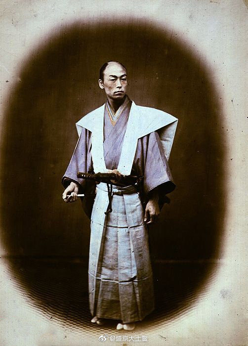 【珍贵旧影】
日本末代武士
1868年明治维新之后，政权从实际统治者——武士手中收回，结束长达600多年的武士封建制度。
日本武士尽管只占到总人口的10%，却掌握了国家的大部分政权。但在明治维新后，甚至失去在公众场合佩剑的权力。