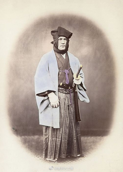 【珍贵旧影】
日本末代武士
1868年明治维新之后，政权从实际统治者——武士手中收回，结束长达600多年的武士封建制度。
日本武士尽管只占到总人口的10%，却掌握了国家的大部分政权。但在明治维新后，甚至失去在公众场合佩剑的权力。