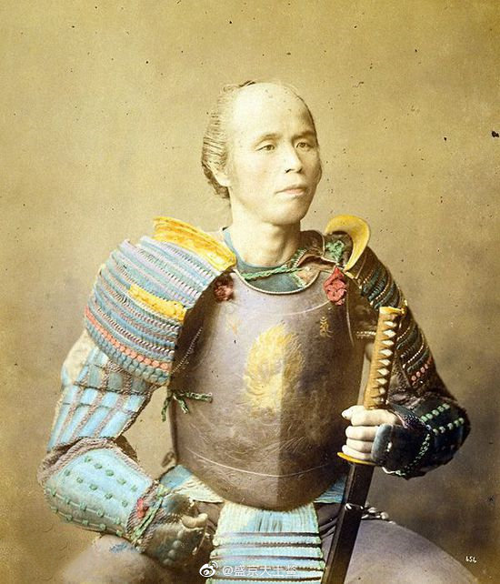 【珍贵旧影】
日本末代武士
1868年明治维新之后，政权从实际统治者——武士手中收回，结束长达600多年的武士封建制度。
日本武士尽管只占到总人口的10%，却掌握了国家的大部分政权。但在明治维新后，甚至失去在公众场合佩剑的权力。