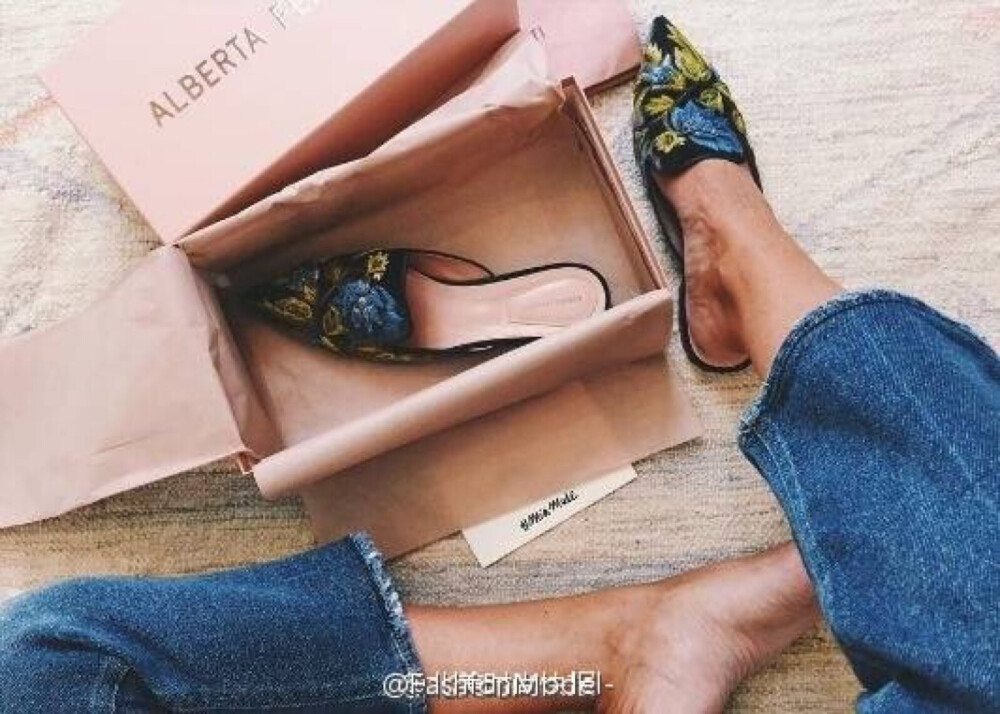 Gucci拖鞋暂时放一边，今年你要注意的是这双 Alberta Ferretti 的刺绣拖鞋！[羞嗒嗒] 不只是鞋子迷人，就连 Alberta Ferretti 的鞋盒也很美，柔美的粉驼色鞋盒，搭配 Mia Mule 的华丽，女人味满满的美感。 ​​​