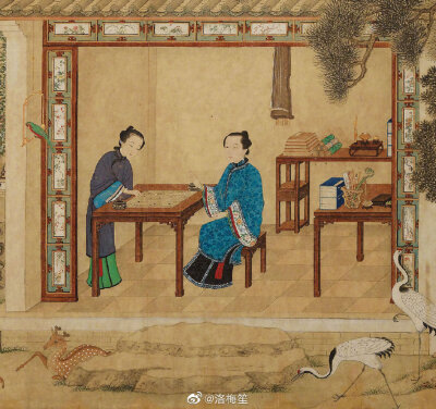 晚清，约1860S~1870S的一张行乐图里的人物，两个女子在书房里对弈，一个男孩和一个女孩在花园里嬉戏。下棋的女子，两人都三绺梳头，头顶结髻鬃，下施燕尾，左侧的女子上穿胶青色大襟袄子，明绿栏杆马面裙，右侧的女…