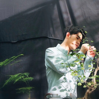 张云雷。蓝色天空