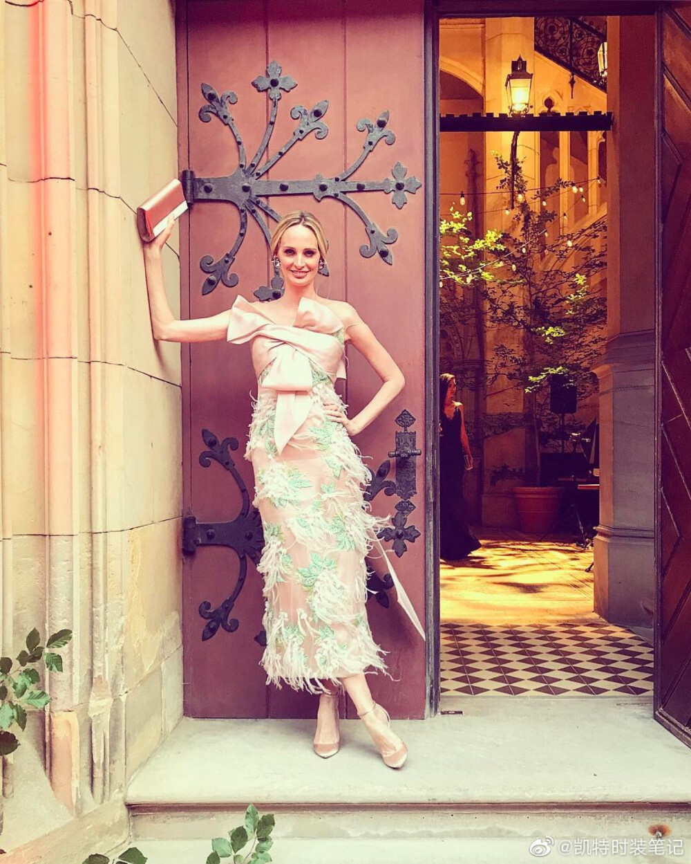 #Style Influencer# #entrepreneur#
Lauren Santo Domingo美国企业家、时尚名媛。Lauren在VOGUE开始了她的职业生涯，担任时尚助理。她一路晋升为副时装编辑，后来升职为《 Sittings》编辑，专注于美国设计师市场。 然后，她担任巴黎品牌J. Mendel的公关总监，帮助推出该品牌的成衣系列。她2005年以特约编辑的身份返回Vogue，并于2018年留任。
作为美国《 Vogue》杂志的前编辑，Lauren着手创建一个平台Moda Operandi，使女性可以从完整的设计师系列中购物。彻底改变了时尚界和女性购物方式。 该公司目前在全球8个办事处拥有300多名员工，并已从顶级投资者那里筹集了近3亿美元的资金。