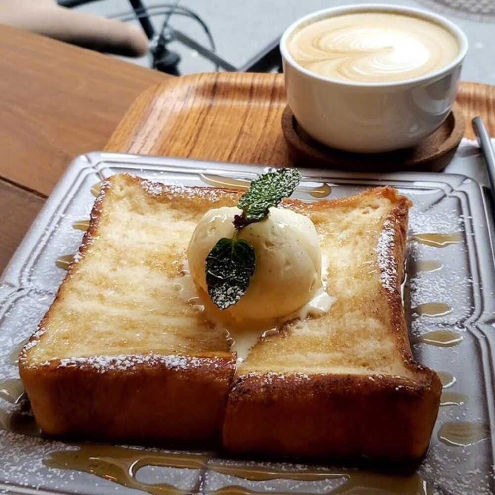 来一份下午茶 吐司 黄油 蜜糖 布丁 咖啡