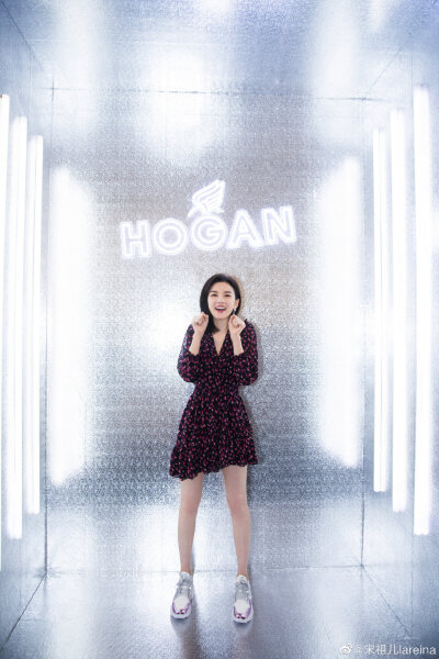 ＃宋祖儿＃玩转秋冬新风尚，我在@HOGAN 杭州万象城精品店，与你一起来场说走就走的奢潮之旅#HOGAN都市奢享家# ​