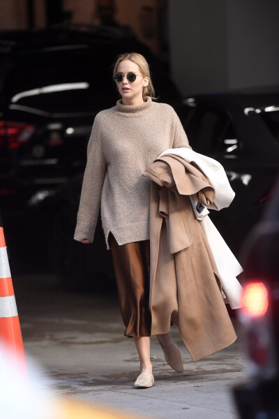 Jennifer Lawrence
at her New York City apartment to a SUV Car waiting for them outside 18.10.2019
[weibo@-slyvieCX-]