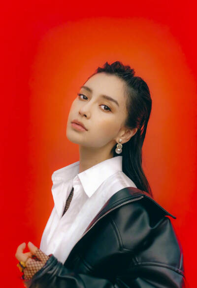 angelababy 作为首个亚洲女明星登封V Magezine秋季电子刊封面，穿着PEACEBIRD MEN 2019 GLENN MARTENS合作系列服饰出镜，梳起背头搭配黑色皮夹克... 率性利落的复古机车风~ 