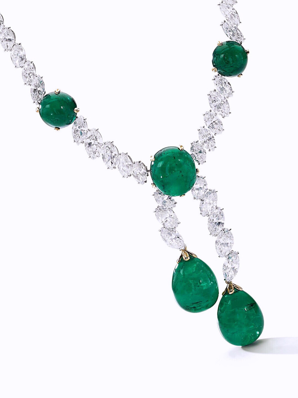 祖母绿配钻石项链，卡地亚
两颗可分拆的水滴型祖母绿宝石分别重50.65卡拉及51.32卡拉