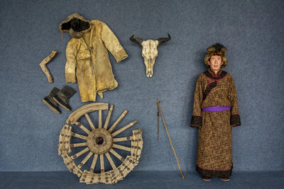 勒勒车。内蒙古地域辽阔、地形复杂，勒勒车车身小、双轮高大、经久耐用，在被现代交通工具取代之前，曾长期是蒙古族生活中最重要的交通运输工具，素有“草原之舟”之称。图中的牧民叫陈国庆，是最后一代使用过勒勒车…