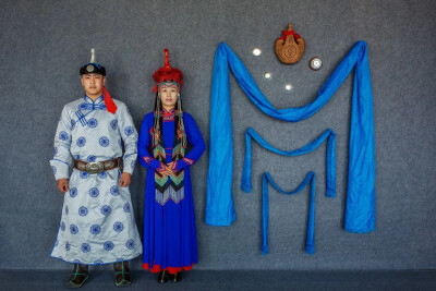 哈达是蒙古族的吉祥圣洁之物，广泛应运于祭祀、庆典和礼遇。相传，哈达于元朝时期由西藏传入草原。共有白、蓝、绿、红、黄五种颜色。蒙古族崇尚蓝天，现在哈达多以蓝色为主，不仅象征纯洁神圣、清新永恒的苍穹本色和…