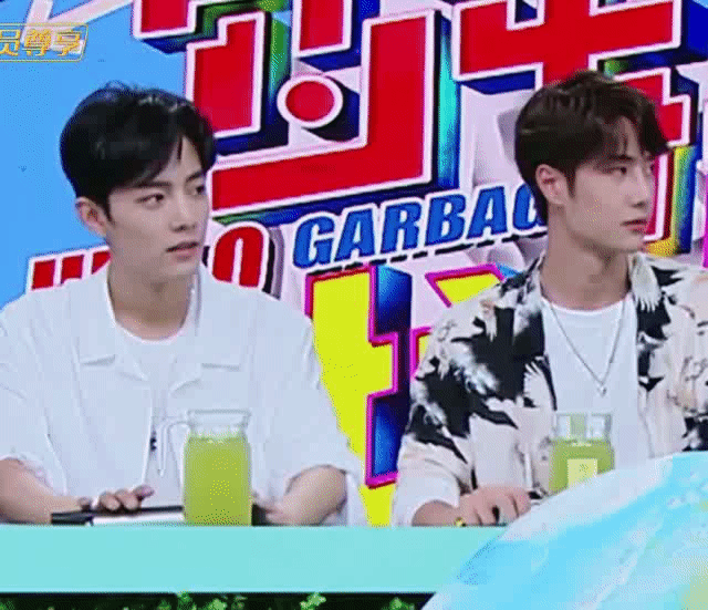 少年有他的山海， 有他的重重山影，有他的万里波涛。 如果可以，风给他，沙漠给他，天空也给他。 是无拘无束的风，会下大雨的沙漠，和铺满星辰的天空。 万物给他，让他自由