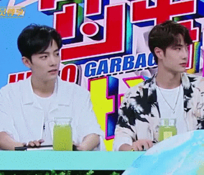 少年有他的山海， 有他的重重山影，有他的万里波涛。 如果可以，风给他，沙漠给他，天空也给他。 是无拘无束的风，会下大雨的沙漠，和铺满星辰的天空。 万物给他，让他自由