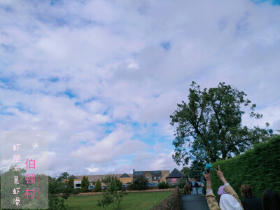 英国 水上伯顿村 英国的天气就像小孩的脸 前一秒大雨倾盆 后一秒蓝天白云