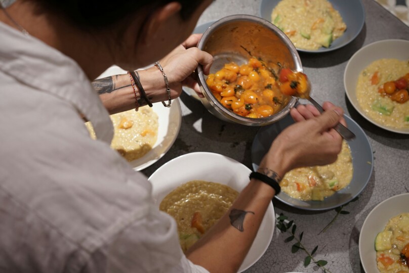 有一头飘逸长发的大鱼主厨说：食物是我们身体里的热闹与孤独。