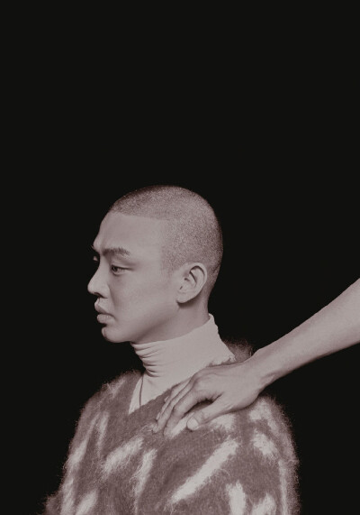 刘亚仁（유아인），1986年10月6日出生于韩国大邱，演员。2003年，刘亚仁因参演青春电视剧《玉林的成长日记》而以演员身份出道。2007年，因电影《我们没有明天》获得釜山电影评论家协会、平泽Pierson电影节新人奖等奖…