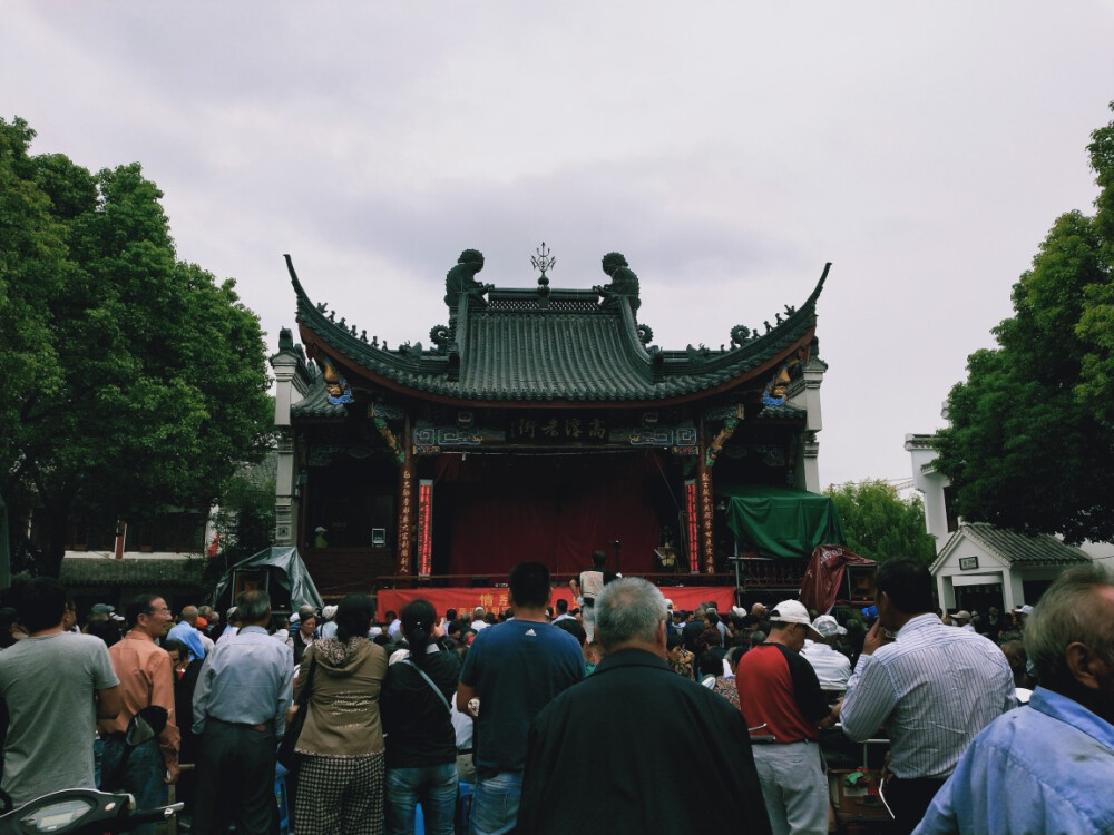 台上的戏还在唱着，正唱道：
“俺曾见金陵玉殿莺啼晓，秦淮水榭花开早，谁知道容易冰消。
眼看他起朱楼，眼看他宴宾客，眼看他楼塌了。
这青苔碧瓦堆，俺曾睡风流觉，将五十年兴亡看饱……”
楼塌了，戏却未终。
