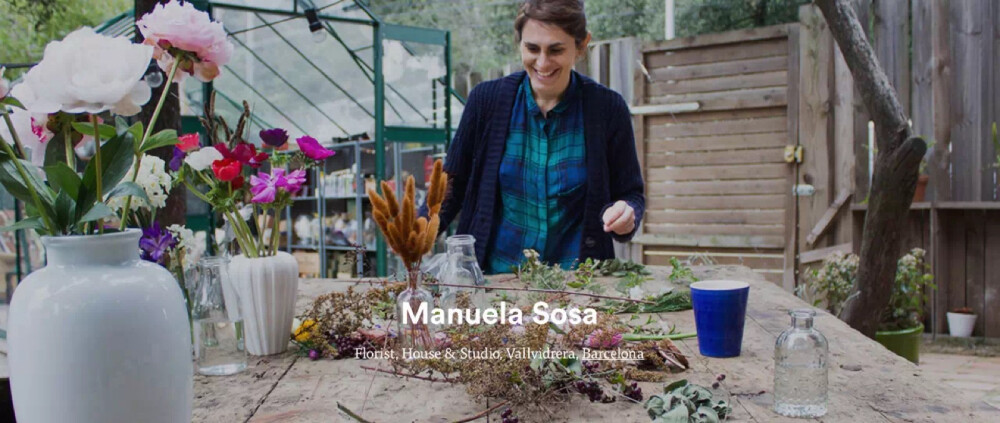 Manuela Sosa
西班牙花艺设计师
拥有世界超美的生活方式花艺空间
全球超美花店Gand and the wool
花房生活方式倡导者
中赫时尚自然花艺设计课程讲师
深受时尚媒体vogue青睐的花艺设计师
她在花房中找到了爱情，亲情以及生活
她喜欢赤脚走在阳光花房中，与她的花，她的孩子,她的老公，她的狗玩耍