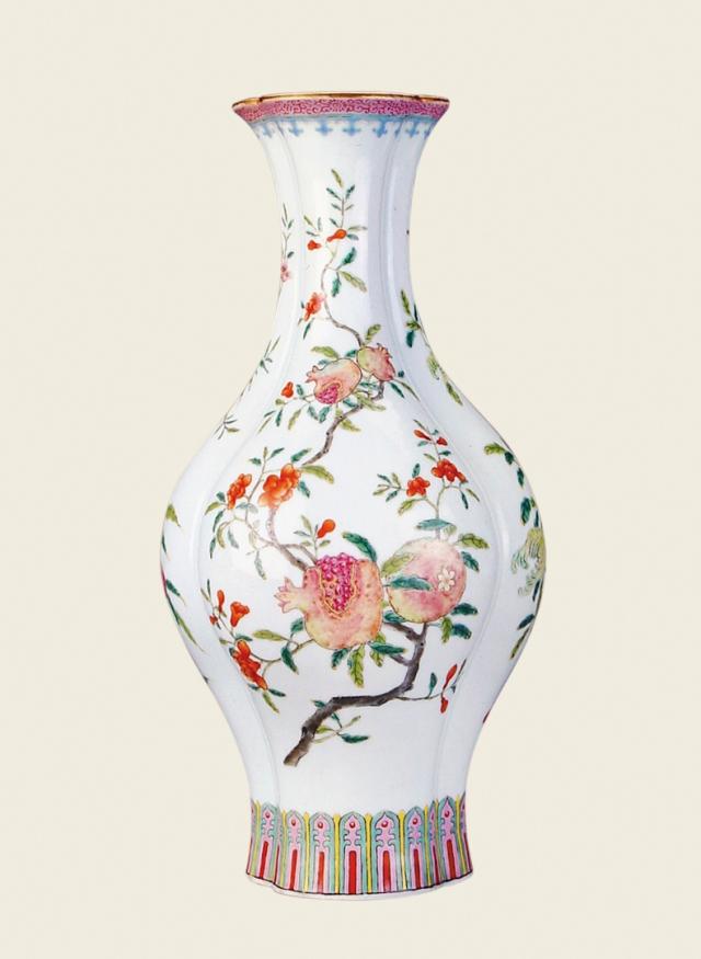 清乾隆 粉彩三果纹瓶
高28.8、口径7.3、底径8.2厘米，敞口，束颈，鼓腹，圈足。口沿饰缠枝花卉纹及十字纹饰一周，周身饰粉彩折枝石榴、桃、佛手三多图，足部饰莲瓣纹。松石绿的足底书红彩“大清乾隆年制”六字三行篆书款。三多图寓意“多子、多福、多寿”。乾隆朝三多纹饰较为常见，桃实硕大，勾边填彩，色泽变化自然；佛手色泽淡雅，曲折回环，有深浅色彩的变化，层次丰富；石榴造型夸张，开裂较大，石榴子晶莹剔透。叶片细长，叶尖微卷，繁密的花叶或深绿或浅绿，层次感强。来源：首都博物馆