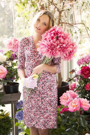 一把剪刀，一间小店，
一堆花草，一束美好！
努力活成自己最想要的样子！
