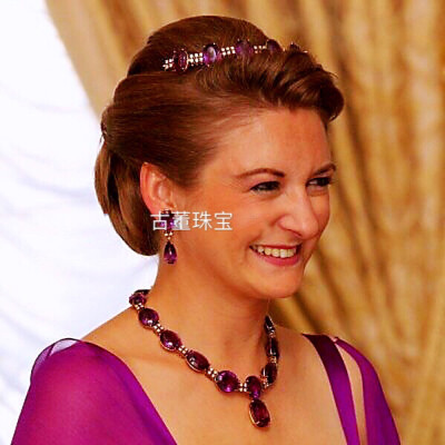 
卢森堡王室的紫水晶套装较为简单，套装包括头饰一顶、项链一条和耳环一对，镶嵌大克拉椭圆形紫水晶。几乎所有王室女性都佩戴过这套紫水晶珠宝。