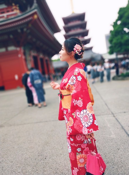 和服
和服（きもの，kimono) ，是日本的民族服饰。江户时代以前称吴服，语出《古事记》、《日本书纪》、《松窗梦语》，在称为和服之前，日本的服装被称为“着物”，而日本古代所称的“吴服”是“着物”的一种。 和服可分为公家着物和武家着物。现今所谓和服实即古时之小袖，小袖的表着化始自室町时代，贵族的下着白小袖逐渐成为庶民的表衣。“着物”除了包括“吴服"之外还包括肩衣袴、源自平安时代的狩衣等等，这些都非源自吴服，而是源自本土的传统服饰。十二单则是由奈良时代的裳唐衣加以改良而成，之后又有变化和创新