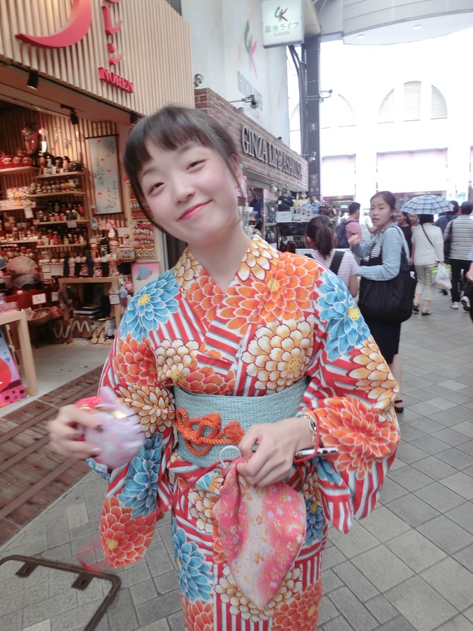 和服
和服（きもの，kimono) ，是日本的民族服饰。江户时代以前称吴服，语出《古事记》、《日本书纪》、《松窗梦语》，在称为和服之前，日本的服装被称为“着物”，而日本古代所称的“吴服”是“着物”的一种。 和服可分为公家着物和武家着物。现今所谓和服实即古时之小袖，小袖的表着化始自室町时代，贵族的下着白小袖逐渐成为庶民的表衣。“着物”除了包括“吴服"之外还包括肩衣袴、源自平安时代的狩衣等等，这些都非源自吴服，而是源自本土的传统服饰。十二单则是由奈良时代的裳唐衣加以改良而成，之后又有变化和创新